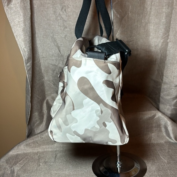 Tommy Hilfiger Camouflage Tan Duffle/Weekender bag - Picture 3 of 8